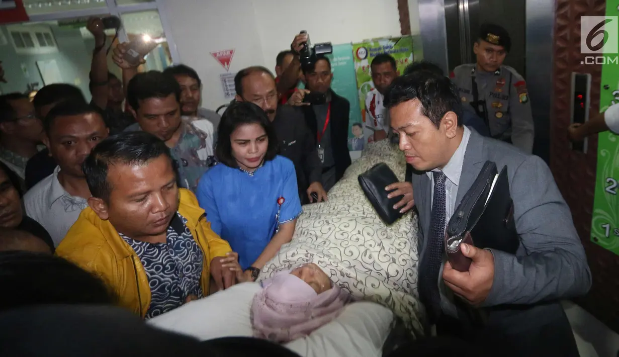 Ketua DPR, Setya Novanto saat dibawa keluar dari RS Medika Permata Hijau, Jakarta, Jumat (17/11). Setnov akan dipindah ke RS Cipto Mangunkusumo. (Liputan6.com/Helmi Fithriansyah)