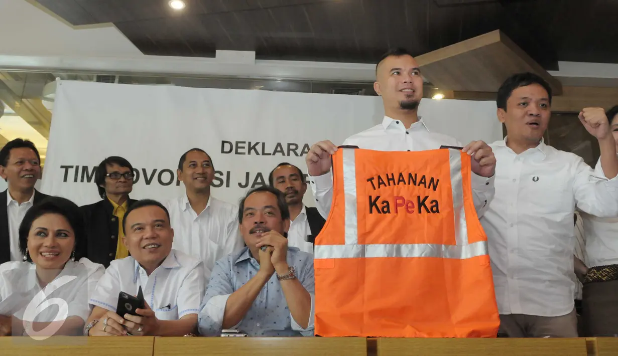 Musisi Ahmad Dhani bergabung dengan sejumlah pengacara mendeklarasikan Tim Advokasi Jakarta Bergerak, Jakarta, Rabu (30/3/2016). Dhani memperlihatkan sebuah rompi saat deklarasi. (Liputan6.com/Helmi Afandi)