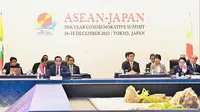 Presiden Jokowi dan PM Fumio Kishida di KTT Perayaan 50 Tahun Hubungan Persahabatan dan Kerja Sama ASEAN-Jepang di Hotel The Okura, Minggu 17 Desember 2023. (BPMI Sekretariat Presiden​)