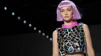 Model Gigi Hadid memperagakan koleksi Fall/Winter 2018 dari Jeremy Scott dalam New York Fashion Week, AS (8/2). Supermodel berusia 22 tahun ini tampil cantik dengan wig berwarna pink. (AP Photo/Mary Altaffer)
