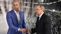 Pelatih baru Real Madrid, Zinedine Zidane, bersalaman dengan Presiden Real Madrid, Florentino Perez,  usai pengangkatan dirinya menggantikan Rafael Benitez. (AFP/Gerard Julien)