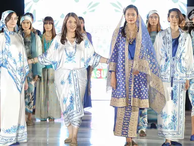 Sejumlah model memeragakan busana rancangan desainer Ghea Panggabean dalam acara budaya perempuan Supreme Indonesia di Silang Monas, Jakarta, Selasa (31/7). Sebanyak 25 koleksi rancangan Ghea ditampilkan dalam acara tersebut. (Liputan6.com/Faizal Fanani)