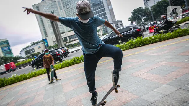 FOTO: Trotoar Jakarta Diizinkan untuk Jadi Tempat Bermain Skateboard