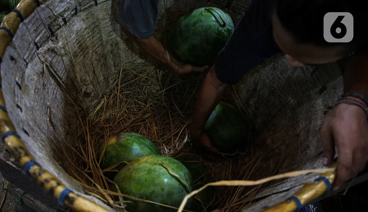 Pedagang menata semangka di Pasar Induk Sayur Buah Kramat Jati, Jakarta, Selasa (5/4/2022). Memasuki bulan suci Ramadhan, permintaan buah-buahan mengalami peningkatan untuk diolah menjadi menu berbuka puasa. (Liputan6.com/Faizal Fanani)