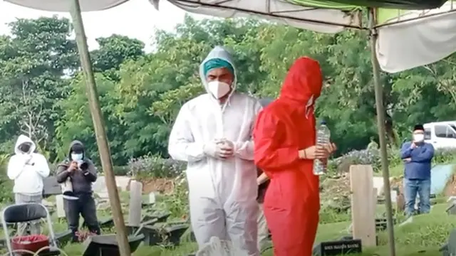 7 Potret Suasana Lokasi Pemakaman Rina Gunawan, Satu Makam dengan Sang Ayah