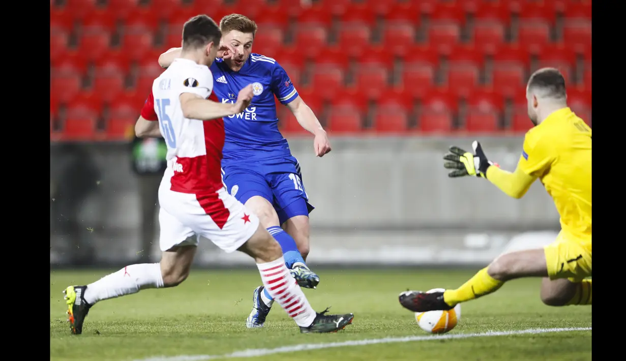 Leicester menciptakan peluang berbahaya lewat Harvey Barnes (tengah). Sayangnya, sepakan Barnes menyamping tipis di sisi kiri gawang Ondrej Kolar. (Foto: AP/Petr David Josek)