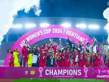 Para pemain Timnas Indonesia Putri merayakan gelar juara Piala AFF Wanita 2024 setelah mengalahkan Kamboja 3-1 pada laga final yang berlangsung di New Laos National Stadium, Vientiane, Kamis (05/12/2024) malam WIB. (Dok. PSSI)