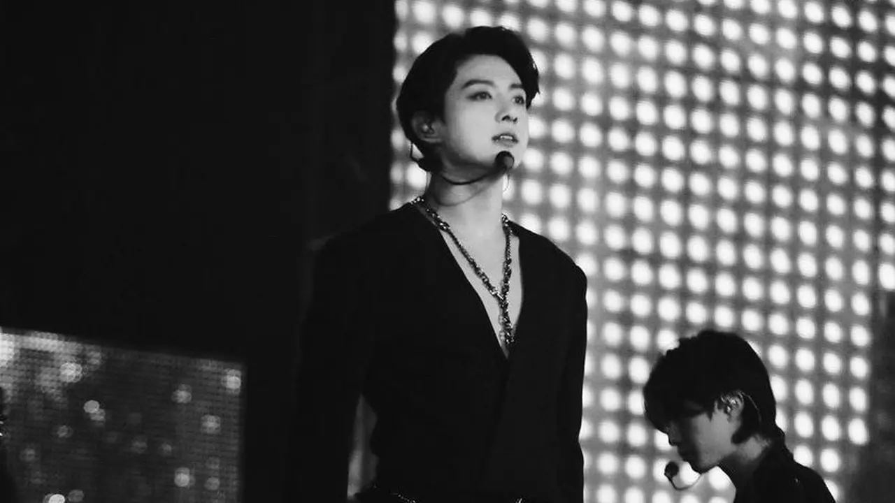 Kancing Pakaian Jungkook Terlepas saat Konser BTS dan Membuat Heboh Para Army