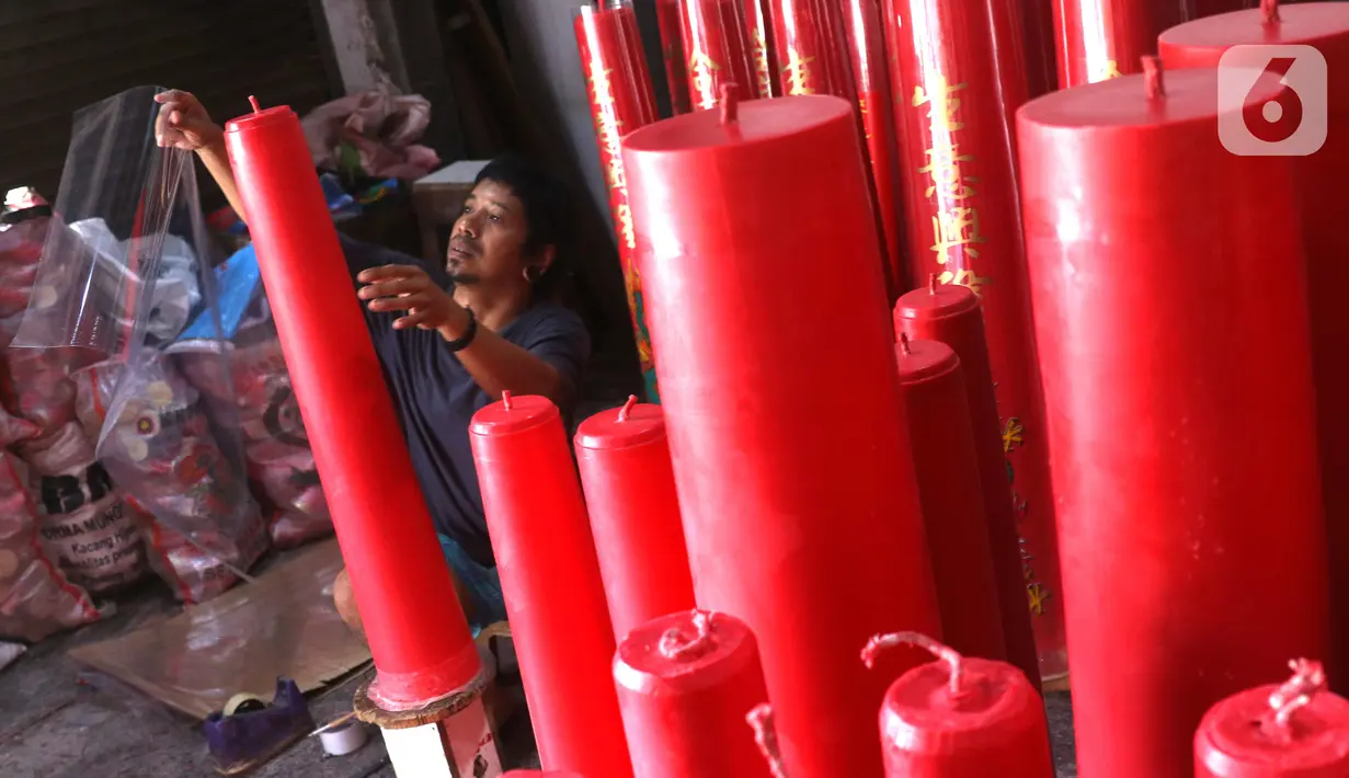 Pekerja menyelesaikan pembuatan lilin di Karawaci, Kota Tangerang, Banten, Jumat (28/1/2022). Jelang Hari Raya Imlek, produksi lilin yang dijual dari harga Rp14 ribu hingga Rp20 juta tersebut meningkat hingga lima kali lipat dibanding hari biasanya. (Liputan6.com/Angga Yuniar)