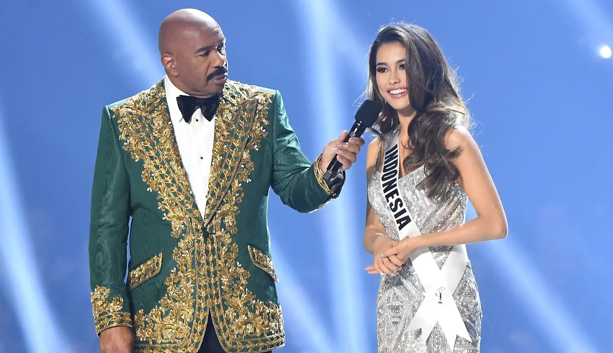 Pembawa acara Steve Harvey berbincang dengan Miss Indonesia Frederika Alexis Cull di atas panggung kontes Miss Universe 2019 di Tyler Perry Studios, Atlanta, Minggu (8/12/2019). Frederika mencetak sejarah baru untuk Indonesia dengan menembus babak 10 besar Miss Universe 2019. (VALERIE MACON / AFP)