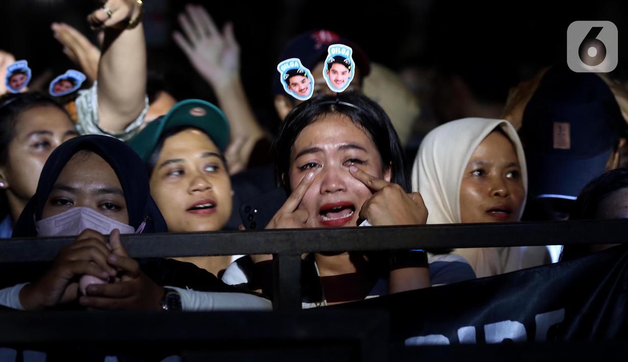 Salah satu penonton larut dalam lagu-lagu yang dibawakan Guyon Waton. (Liputan6.com/Helmi Fithriansyah)
