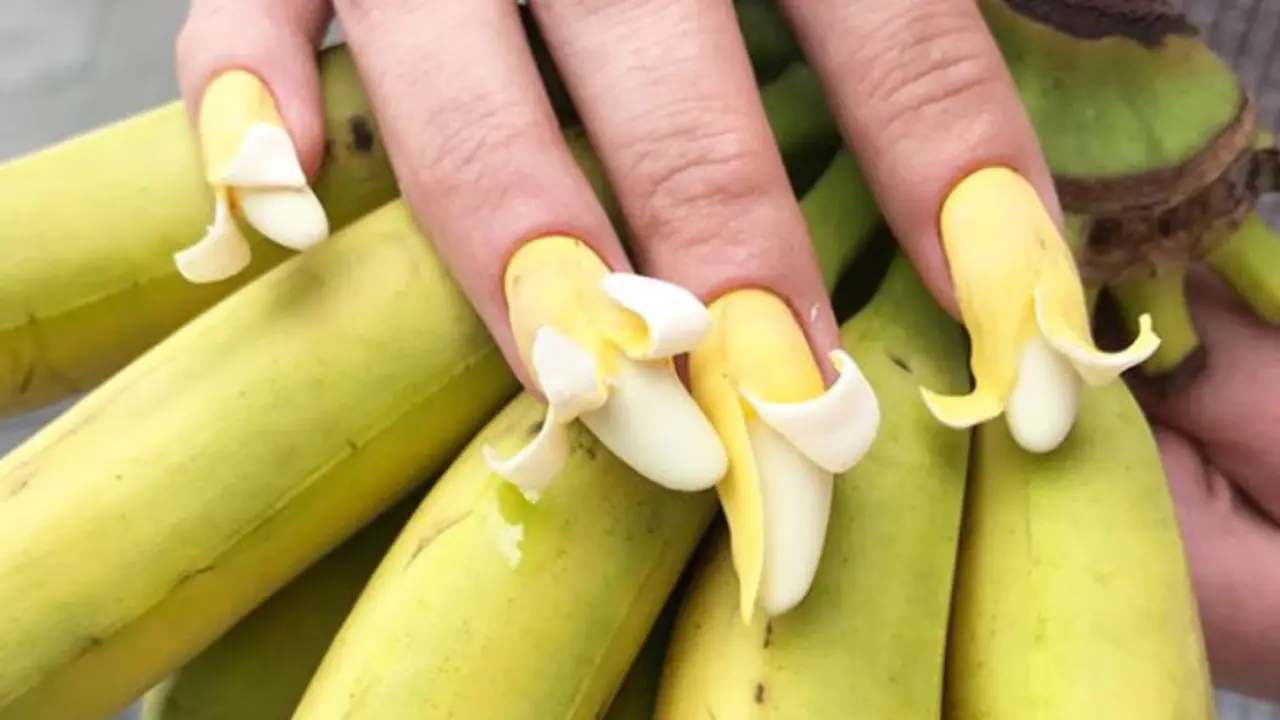 Seperti Ada Pisang Tumbuh, Uniknya Nail Art Ini Menarik untuk Dicoba