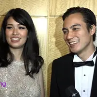 Baim Wong tertangkap menggandeng Pica Priscilla di acara pernikahan Glenn-Chelsea. Dipertanyakan hubungan antara mereka berdua, Baim Wong ungkap hanya sebatas teman.