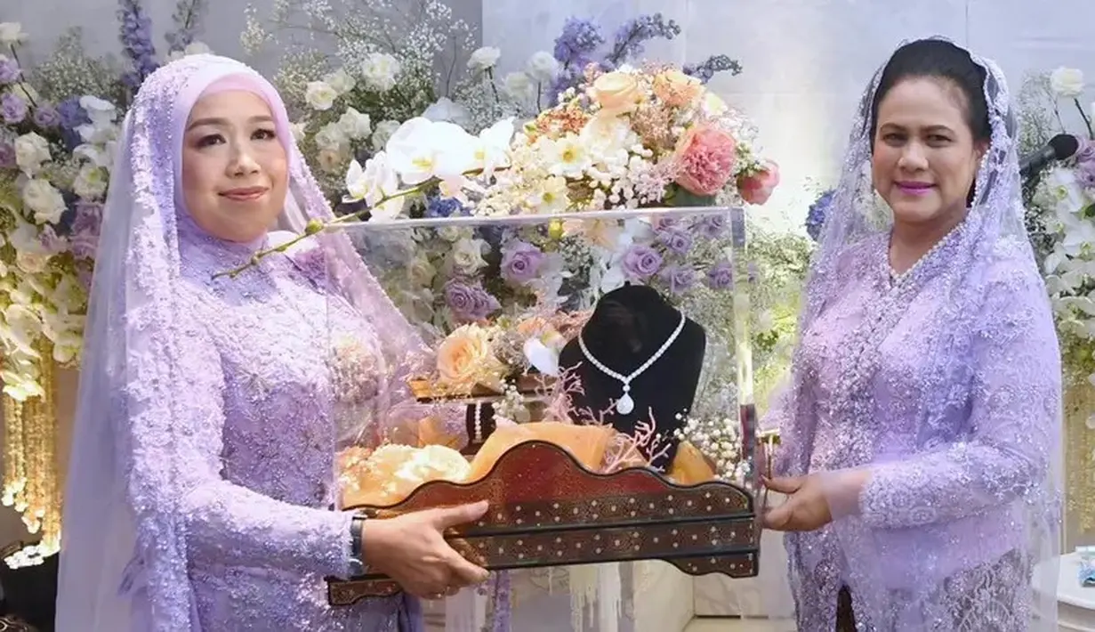 Kaesang memberikan seserahan kepada Erina Gudono berupa perhiasan mewah. Biro Pers