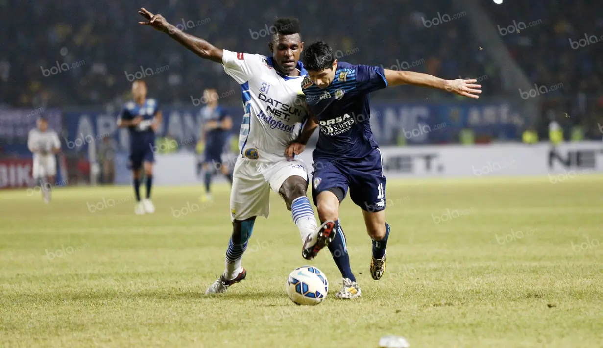Yanto Basna memotong pergerakan Vizcarra saat berebut bola pada laga final Torabika Bhayangkara Cup di SUGBK, Jakarta, Minggu (3/4/2016). (Bola.com/Nicklas Hanoatubun)