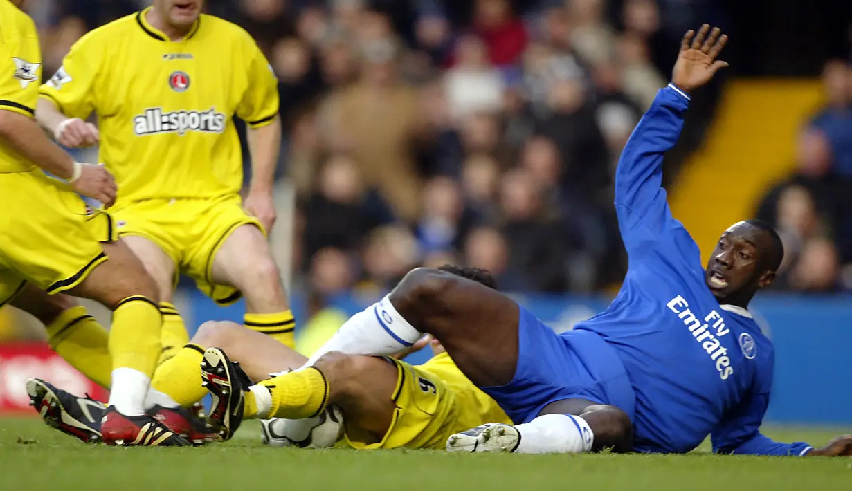 Jimmy Floyd Hasselbaink didatangkan Chelsea dari Atletico Madrid pada awal musim 2000/2001. Pada musim pertamanya ia langsung mencetak 23 gol di Premier League dari 35 laga dan kembali diulanginya dengan catatan gol yang sama pada musim keduanya. Selama 4 musim membela The Blues hingga 2003/2004, ia sukses mengoleksi 69 gol di Premier League dari total 136 laga. (AFP/Jim Watson)