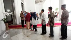 Sejumlah warga bersalaman dengan Presiden Joko Widodo saat open house di Istana Kepresidenan Gedung Agung, Yogyakarta, Sabtu (9/7). Open House diikuti oleh ribuan masyarakat. (Liputan6.com/Boy Harjanto)