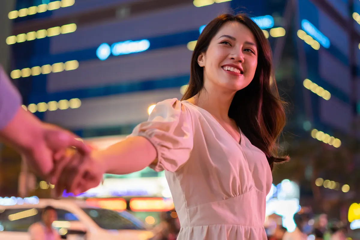 perempuan dan pasangan pegangan tangan