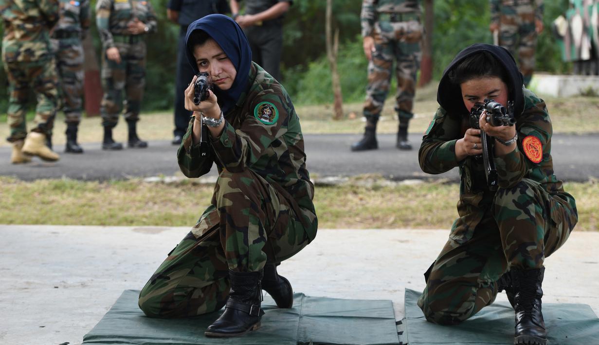 Dua kadet tentara wanita Afghanistan membidik dengan senapan saat latihan di Akademi Pelatihan Perwira di Chennai, India (12/12/2019). Sebanyak dua puluh kadet tentara Afghanistan mengikuti program latihan militer. (AFP/Arun Sankar)
