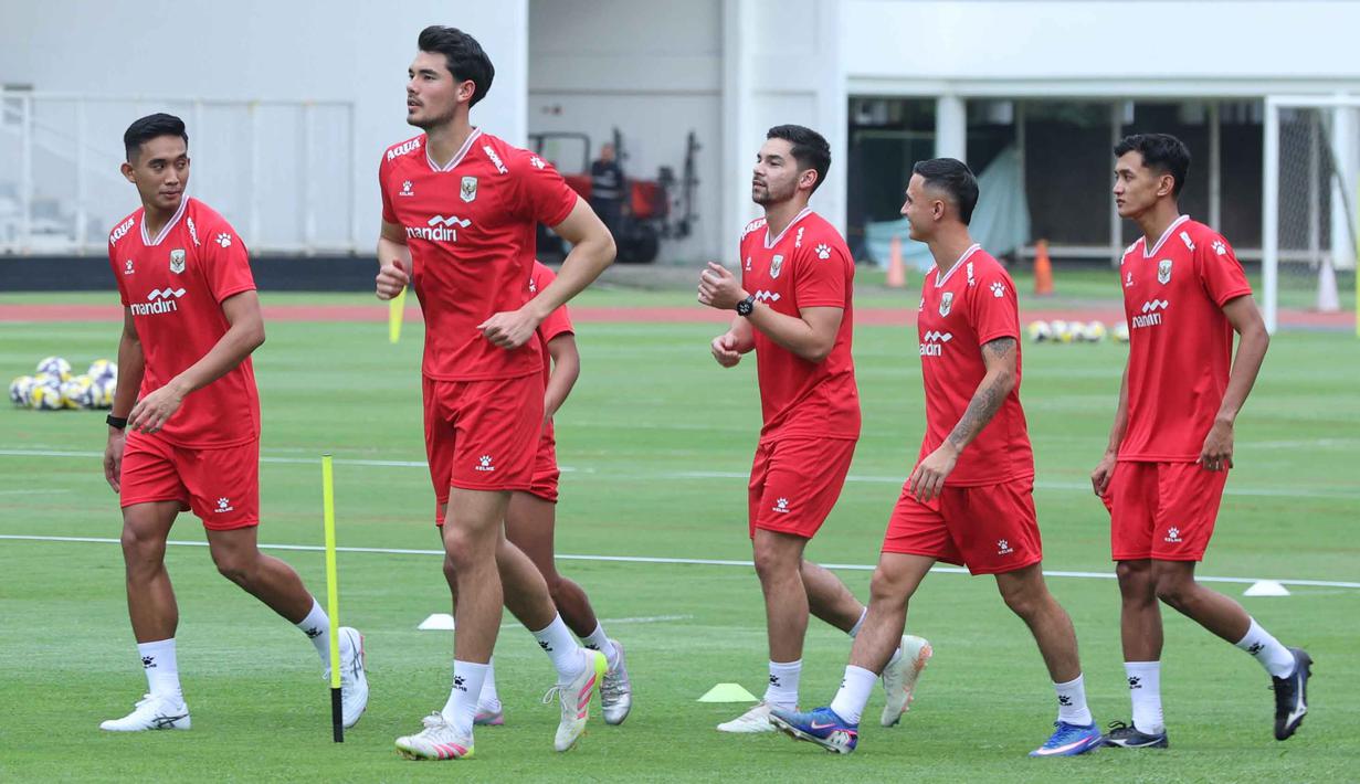 Tim pelatih berharap seluruh pemain dapat segera bergabung guna mematangkan strategi tim. Tampak dalam foto, pemain Timnas Indonesia saat mengikuti sesi latihan perdana di Lapangan Stadion Madya, Kompleks Gelora Bung Karno, Senayan, Jakarta, Selasa (24/3/2026). (Bola.com/M Iqbal Ichsan)