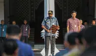 Penjabat (Pj) Gubernur Jawa Tengah, Nana Sudjana saat memimpin apel di halaman kantor Gubernur Jateng, pada Selasa, 16 April 2024.