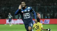 Arema FC menutup laga kandang Liga 1 2017 dengan pesta gol ke gawang Semen Padang, Sabtu (4/11/2017) di Stadion Kanjuruhan, Kabupaten Malang. (Bola.com/Iwan Setiawan)