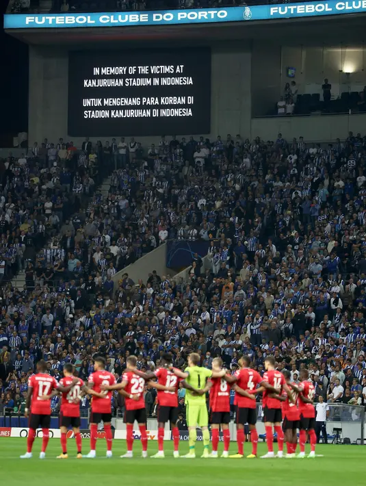 Para pemain Bayer Leverkusen berdiri di lapangan saat mengheningkan cipta untuk mengenang para korban tragredi Kanjuruhan jelang pertandingan sepak bola Grup B Liga Champions antara FC Porto dan Bayer Leverkusen di Stadion Dragao, Porto, Portugal, 4 Oktober 2022. (AP Photo/Luis Vieira)
