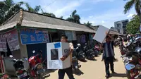Panitia TPS di Kelurahan Kenten Kabupaten Banyuasin Sumsel menggotong logistik Pemilu 2019 yang baru dibagikan Kamis siang (Liputan6.com / Nefri Inge)