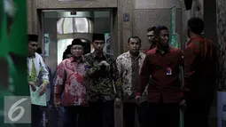 Presiden Joko Widodo di dampingi ketua PBNU, Said Aqil Siroj dan Sekjen PBNU Helmy Faisal Zaini saat menyambangi kantor Pengurus Besar Nahdlatul Ulama (PBNU) di Jalan Kramat Raya, Jakarta, Senin (7/11). (Liputan6.com/Faizal Fanani)