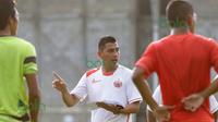 Asisten pelatih Persija, Jan Saragih, memimpin latihan perdana di Lapangan National Youth Training Center, Sawangan, Depok, Rabu (17/2/2016). (Bola.com/Nicklas Hanoatubun)