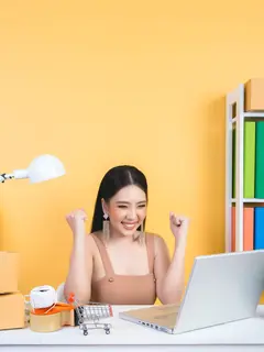 Dari desain grafis, penulisan, penerjemahan, hingga pengelolaan media sosial, semuanya bisa kamu tawarkan sebagai jasa freelance. (foto/dok: freepik/dcstudio)