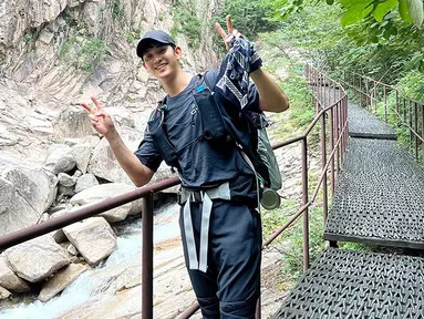 Disela kesibukannya, Kim Soo Hyun selalu menyempatkan diri untuk melakukan hobinya. Selain gemar traveling dan memotret objek indah yang ditemuinya, pria 34 tahun ini juga kerap membagikan aktivitas gaya hidup sehatnya, yakni berolahraga. Di antaranya dengan bersepeda dan hiking. (Liputan6.com/IG/@soohyun_k216)