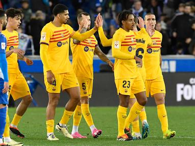 Para pemain FC Barcelona merayakan kemenangan pada pertandingan sepak bola La Liga melawan Deportivo Alaves di Stadion Medizorrosa, Vitoria, Spanyol, Sabtu, 3 Februari 2024. (AP Photo/Alvaro Barrientos)