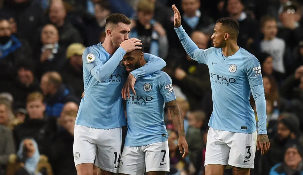 Para pemain Manchester City merayakan gol yang dicetak Raheem Sterling ke gawang Bournemouth pada laga Premier League di Stadion Etihad, Manchester, Sabtu (1/12). City menang 3-1 atas Bournemouth. (AFP/Oli Scarff)