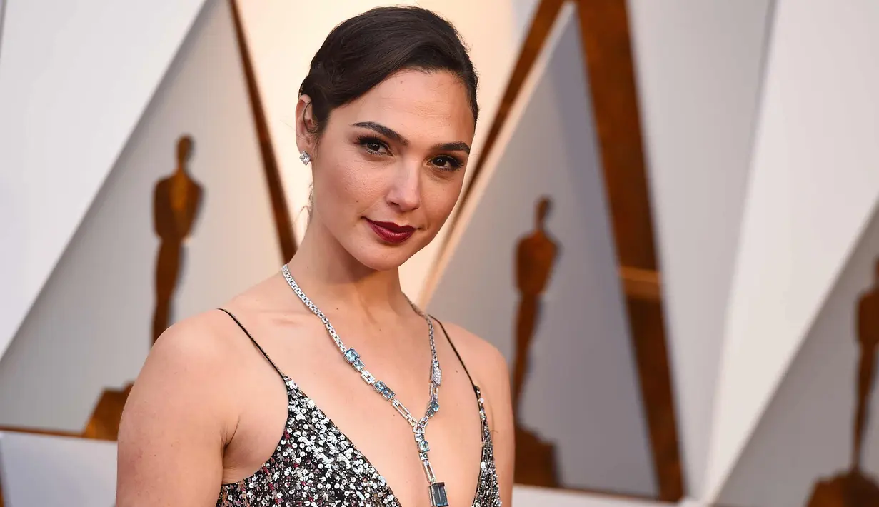 Aktris cantik Gal Gadot berpose saat tiba menghadiri acara Piala Oscar 2018 di Dolby Theatre di Los Angeles, AS (4/3). Gal Gadot tampil cantik dengan gaun silver metalik. (Photo by Jordan Strauss/Invision/AP)