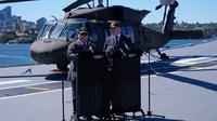 Usai melakukan peninjauan, Presiden Prabowo menyampaikan apresiasi atas sambutan hangat yang diberikan Pemerintah Australia. Tampak dalam foto, Presiden Indonesia Prabowo Subianto (kiri) dan Perdana Menteri Australia Anthony Albanese mengadakan briefing di atas kapal HMAS Canberra di pangkalan armada Kuttabul di Sydney, Australia, Rabu 12 November 2025. (AP Photo/Rick Rycroft)