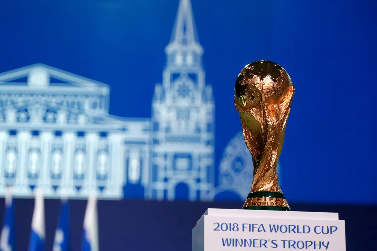 Trofi Piala Dunia ditampilkan dalam Kongres FIFA di Moskow, Rusia, Rabu (13/6). Sebagian pengamat memprediksi Maroko akan gagal untuk menjadi tuan rumah Piala Dunia 2026. (AP Photo/Pavel Golovkin)