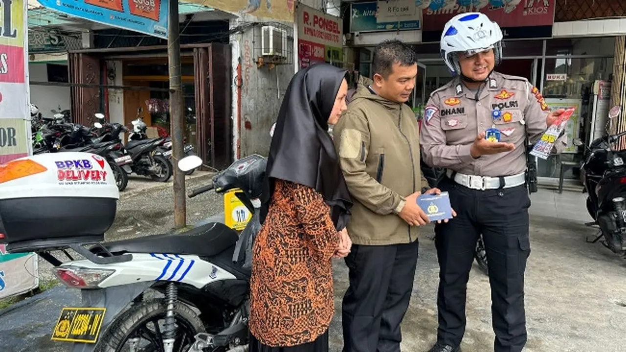 Petugas BPKB Delivery Direktorat Lalu Lintas Polda Riau mensosialisasikan kepada warga menjauhi isu hoax tentang Sara menjelang pemilihan umum.