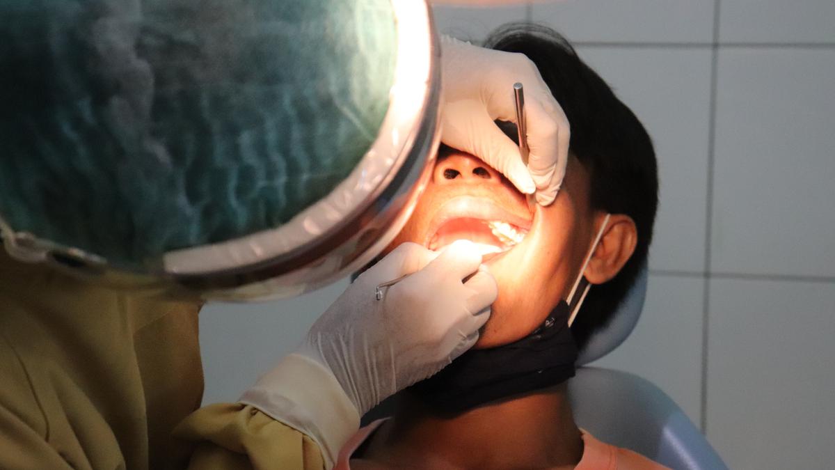 Gigi Goyang pada Orang Dewasa, Penyebab dan Penanganan yang Tepat