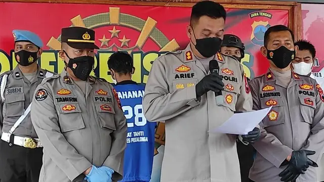 Polisi menangkap terduga pelaku pelecehan seksual (peremas payudara) mahasiswi di Pekalongan. (Foto: Polres Pekalongan/Liputan6.com)