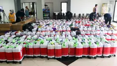 Petugas memeriksa koper bawaan calon jemaah haji di Asrama Haji Pondok Gede. (Liputan6.com/Herman Zakharia)