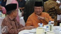 Wakil Presiden Jusuf Kalla dan Presiden RI keenam, Susilo Bambang Yudhoyono sedang berbincang pada saat buka bersama di kediaman SBY, Puri Cikeas, Bogor, Jawa Barat, Senin (13/06/2016). (Liputan6.com/Herman Zakharia)
