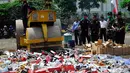 Petugas bersiap memusnahkan ribuan botol minuman keras hasil tangkapan Dirjen Bea dan Cukai (DJBC), Jakarta, Kamis (18/12/2014). (Liputan6.com/Johan Tallo)