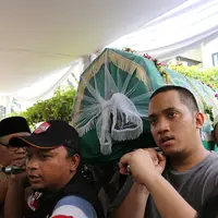 Hiruk pikuk saat jenazah Pepeng akan disholatkan. (Galih W Satria/Bintang.com)