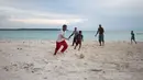 Sore hari menjadi pilihan untuk bermain bola dekat pantai di Desa Matwaer, Kei Kecil, Maluku (25/12/2017). Bermain bola di pasir menjadi daya tarik tersendiri bagi anak-anak dan pemuda desa. (Bola.com/Nick Hanoatubun)