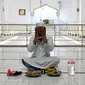 Seorang Muslim berdoa sebelum berbuka puasa di Masjid Jummah selama bulan suci Islam Ramadhan di Kolombo, Sri Lanka pada 4 Mei 2020. Umat Islam di dunia menjalankan ibadah Ramadan di tengah pandemi virus corona dan penerapan lockdown. (ISHARA S. KODIKARA / AFP)