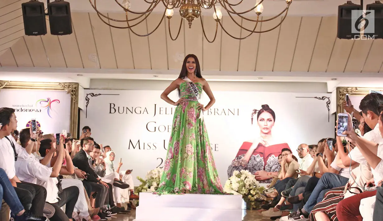 Putri Indonesia 2017 Bunga Jelitha Ibrani berpose saat tampil pada acara Menuju Miss Universe 2017, Jakarta, Jumat (3/11). Bunga akan mengikuti ajang Miss Universe 2017 yang berlangsung di Las Vegas, AS 12-27 November 2017. (Liputan6.com/Herman Zakharia)