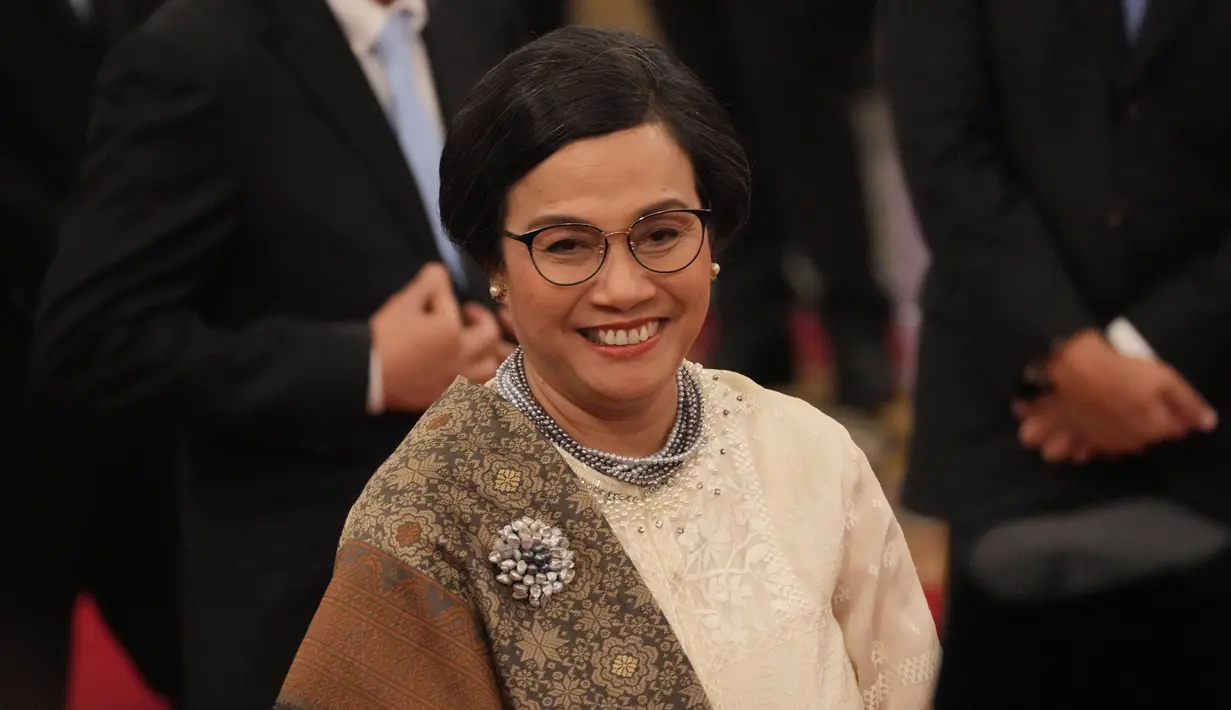 <p>Menteri Keuangan Indonesia, Sri Mulyani Indrawati tersenyum sebelum dimulainya upacara pelantikan menteri-menteri kabinet baru di istana kepresidenan di Jakarta, Senin 21 Oktober 2024. (AP Photo/Achmad Ibrahim)</p>