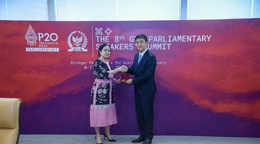 Ketua DPR RI Puan Maharani melakukan pertemuan bilateral dengan Ketua DPR Singapura, Tan Chuan-Jin di sela-sela perhelatan the 8th G20 Parliamentary Speakers’ Summit (P20) yang diselenggarakan di Gedung DPR pada Rabu (5/10/2022). (Dok: DPR RI-P20)