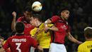Perebutan bola antara pemain Borussia Dortmund dan FK Qabala dalam lanjutan Grup C Liga Europa di Stadion Signal Iduna Park, Dortmund, Jerman, Jumat (6/11/2015) dini hari WIB. (AFP Photo/Patrik Stollarz)